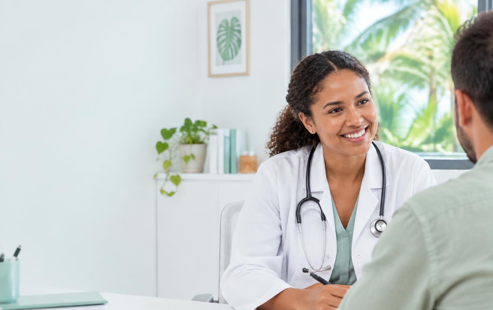 Une consultation médicale dans un environnement lumineux et accueillant